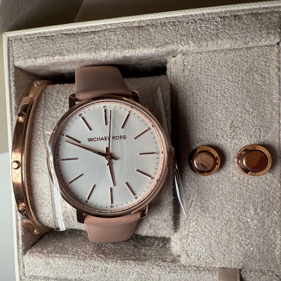 MICHEAL KORS watch set w/earrings and bangle - Picture 4 of 9